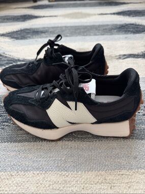 New Balance 327 size W 6.5 Black and white Women's Retro Runner Sneakers